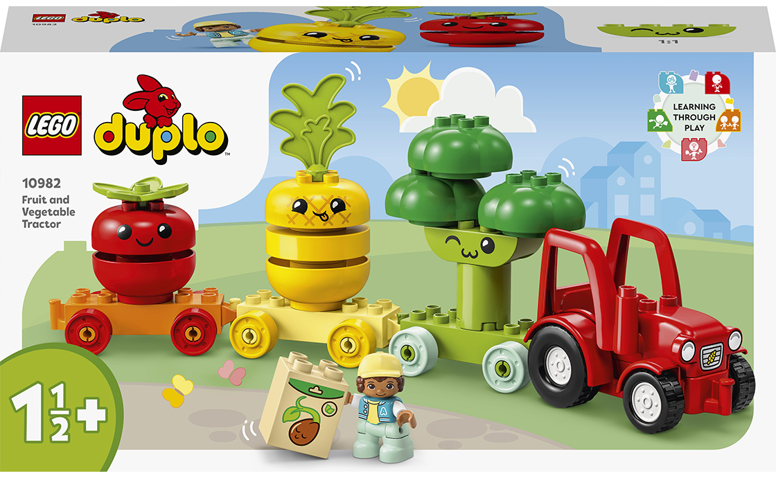 Ігровий набір LEGO DUPLO Трактор для вирощування фруктів та овочів (10982) наповнений безліччю цікавих і пізнавальних можливостей для розвитку нових навичок у малюків. Діти від 18 місяців можуть приєднатися до досвідченого фермера, який на своєму керованому тракторі збирає врожай фруктів та овочів. Потім розміщує врожай на спеціальних причепах для транспортування.