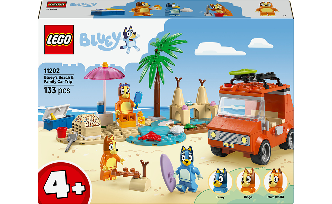 Блуї, Бінго та їхня мама - Чілі, пакують речі в машину для веселого дня на пляжі. Приєднуйтесь до них у наборі LEGO “Пляж і сімейна поїздка на автомобілі Блуї”, щоб перенестися в літо.